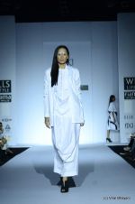Model walk the ramp for Kallol Datta Show at Wills Lifestyle India Fashion Week 2012 day 4 on 9th Oct 2012 (90).JPG
